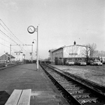 153055 Gezicht op het N.S.-station Breukelen te Breukelen met op de achtergrond de brugwachterspost.